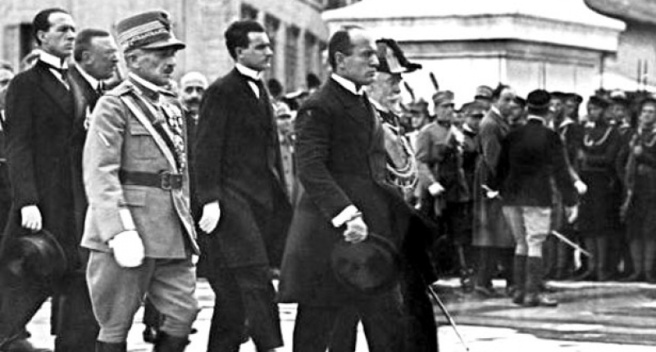 Benito-Mussolini con Re Vittorio Emanuele IIi